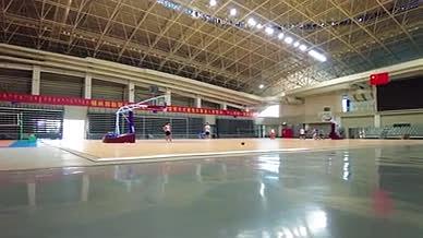 4k60帧拍摄体育馆里的运动员打篮球视频视频的预览图